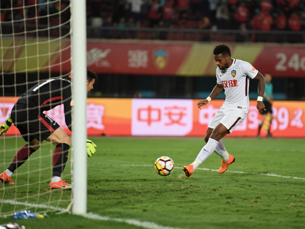 星空体育带你了解权健任意球的进攻威力 (星空体育深度解析权健任意球的强大进攻威力) 以一场经典比赛为例,在对阵强敌的比赛中,权健曾利用